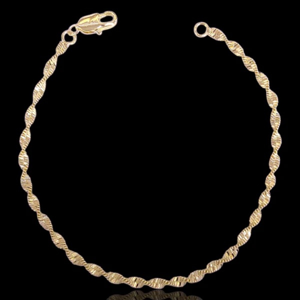 Elegant Gold Twist Bracelet
